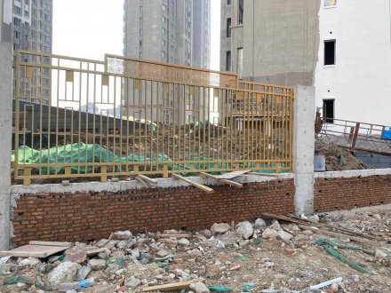 小區鐵藝圍欄安裝施工中